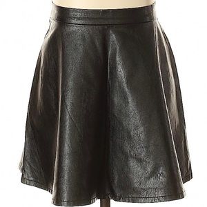 AMERICAN EAGLE FAUX LEATHER MINI SKIRT